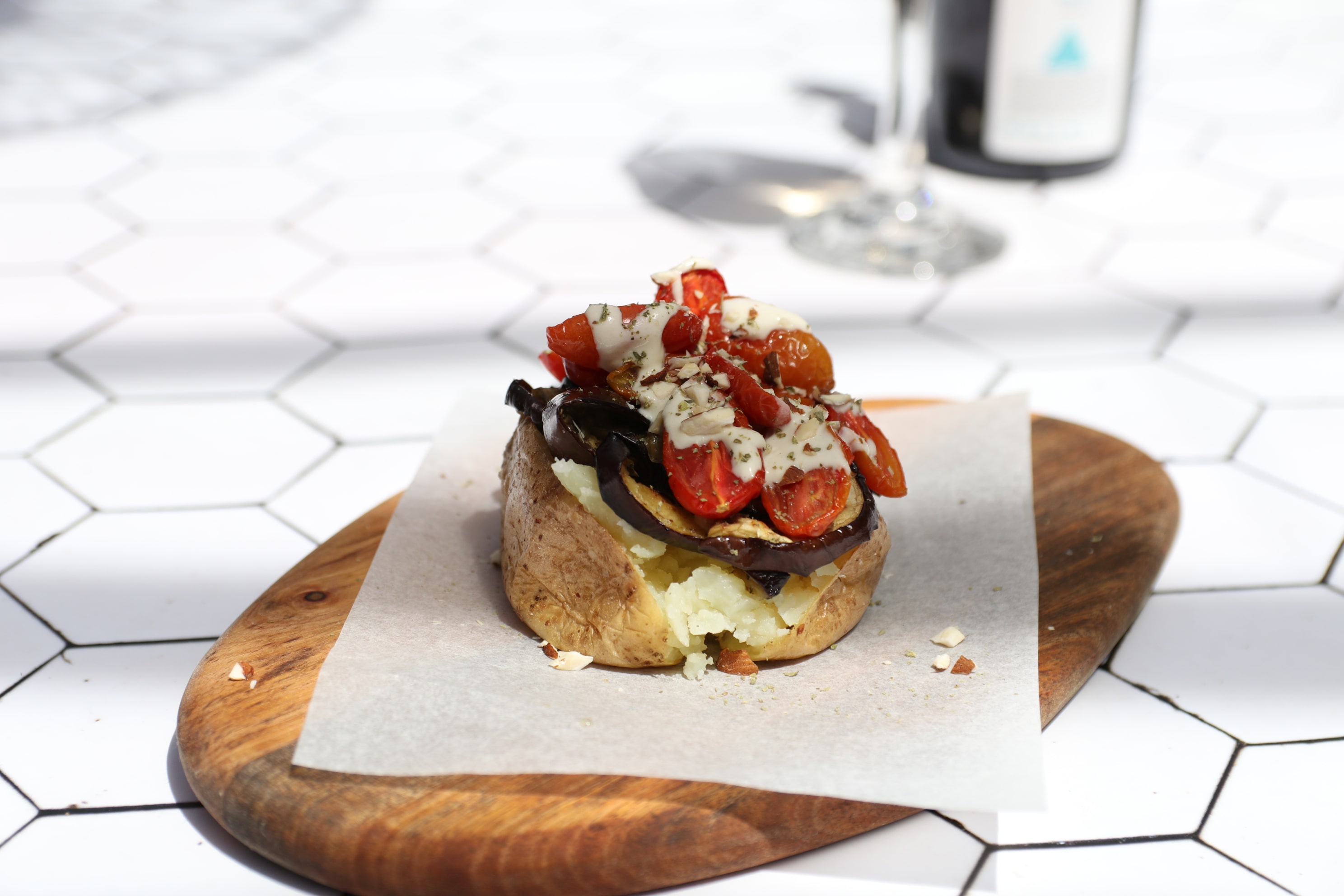 Ginestra: the baked potato with aubergines, baby tomatoes and tahina