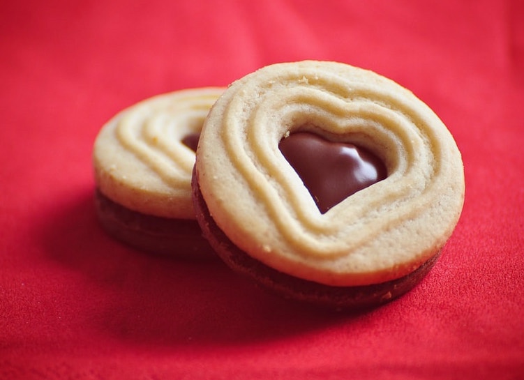 Biscottini di San Valentino con frolla di patate e cuore di nocciola