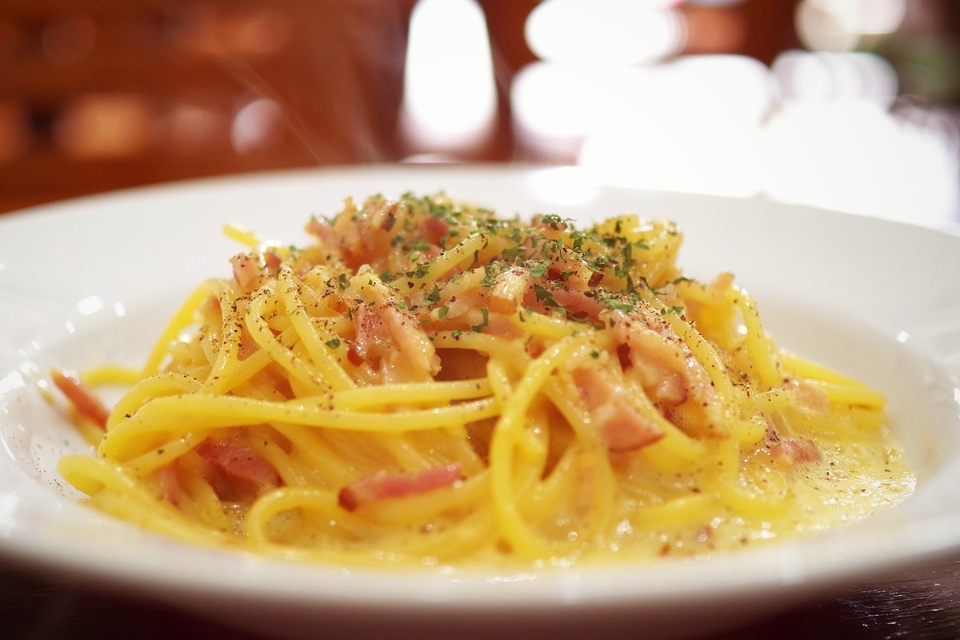 Spaghetti carbonara revisited with creamed potatoes and speck ham
