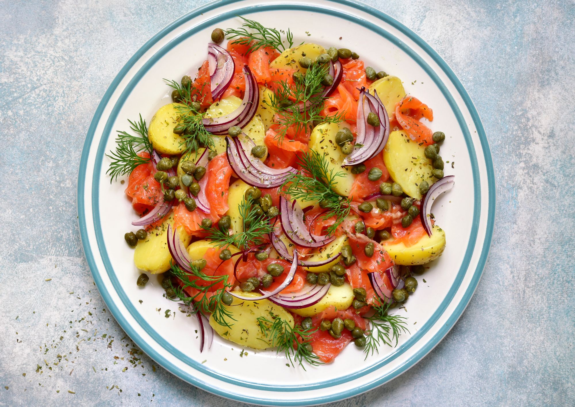 Insalata di patate novelle Elodie con salmone, cipolla e capperi