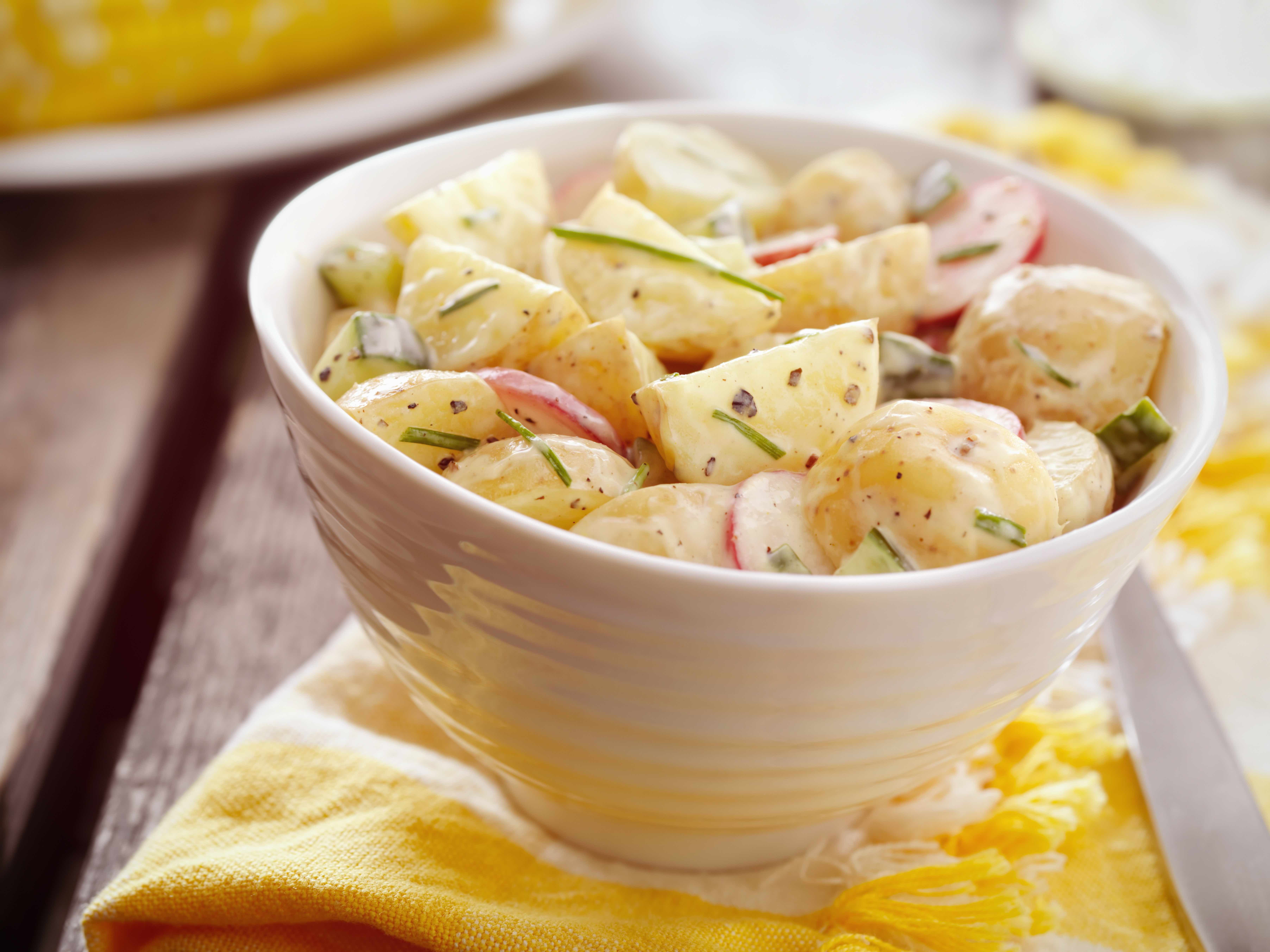 Insalata di patate con ravanelli e cetrioli