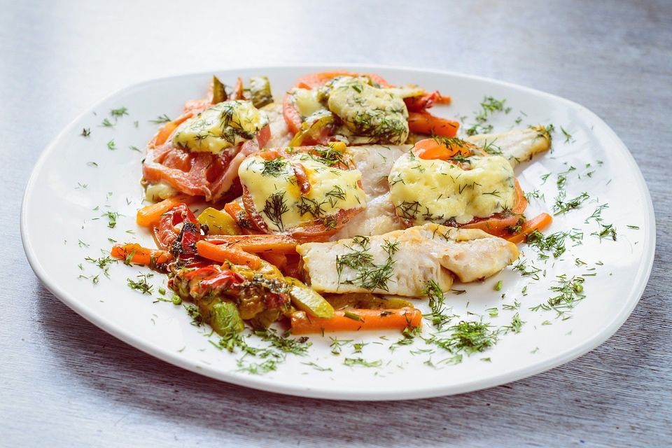 Filetti di merluzzo con patate, carote e zucchine