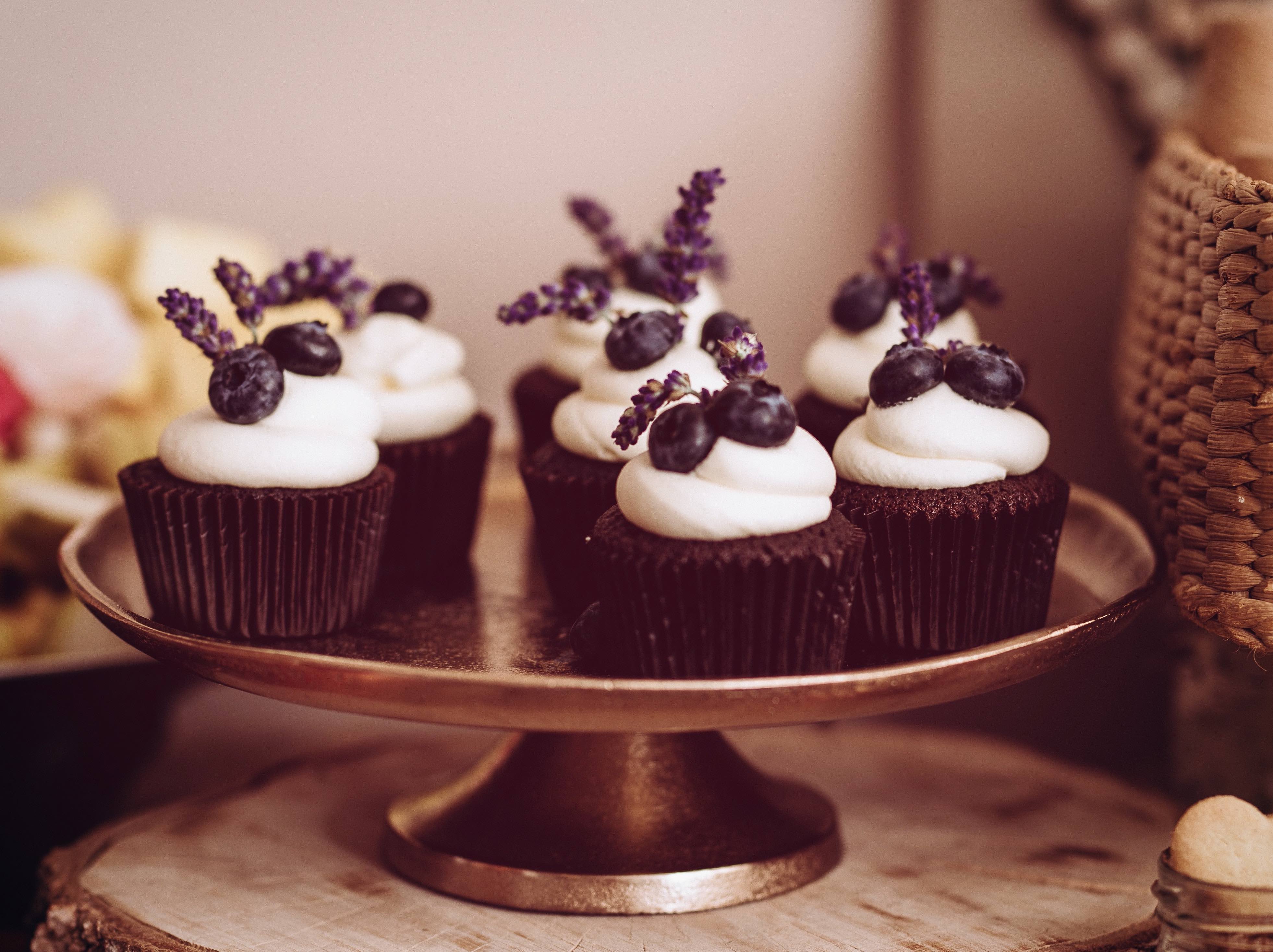 Muffin al cacao con panna montata e mirtilli