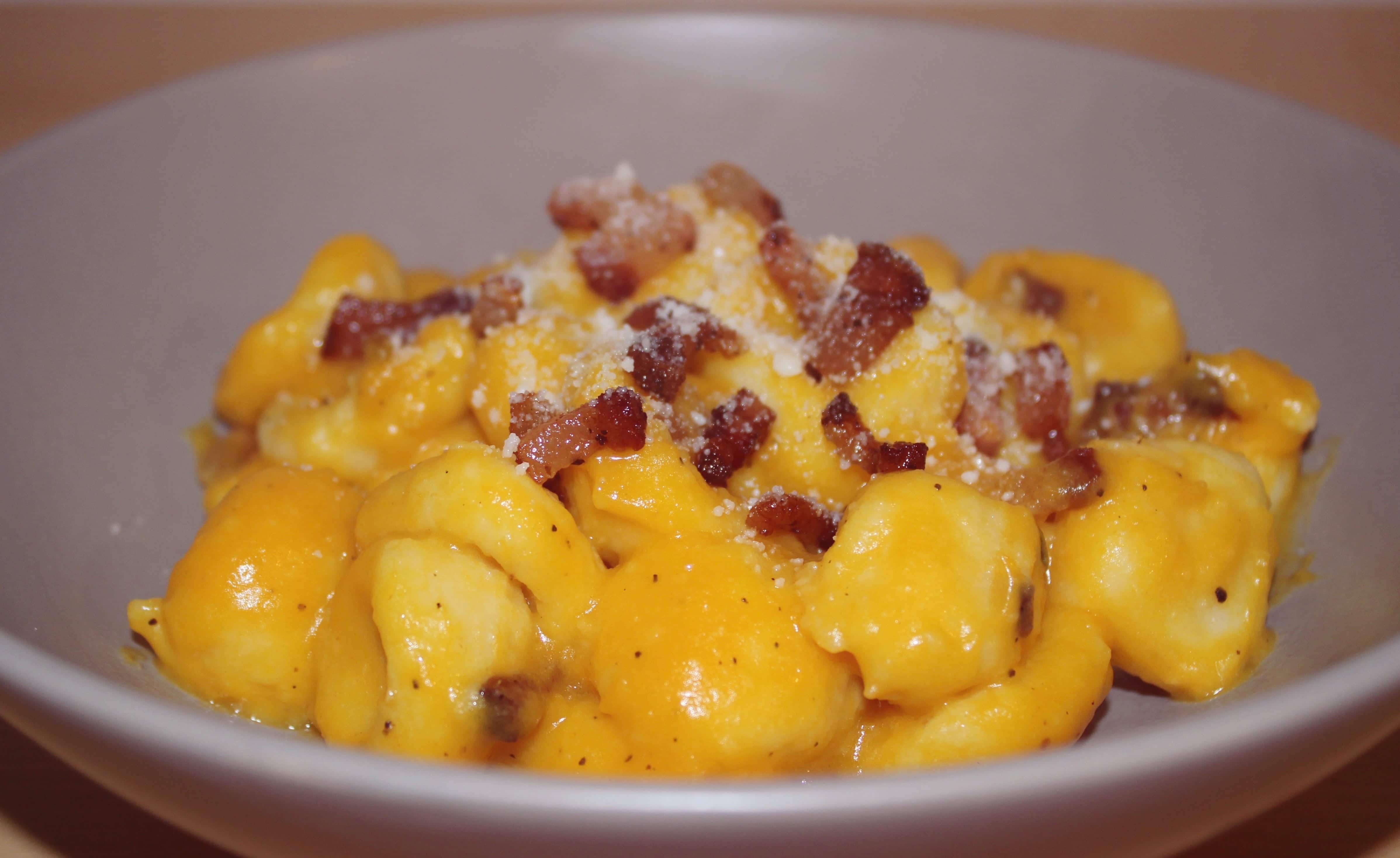 Gnocchi di patate con crema di zucca e guanciale croccante