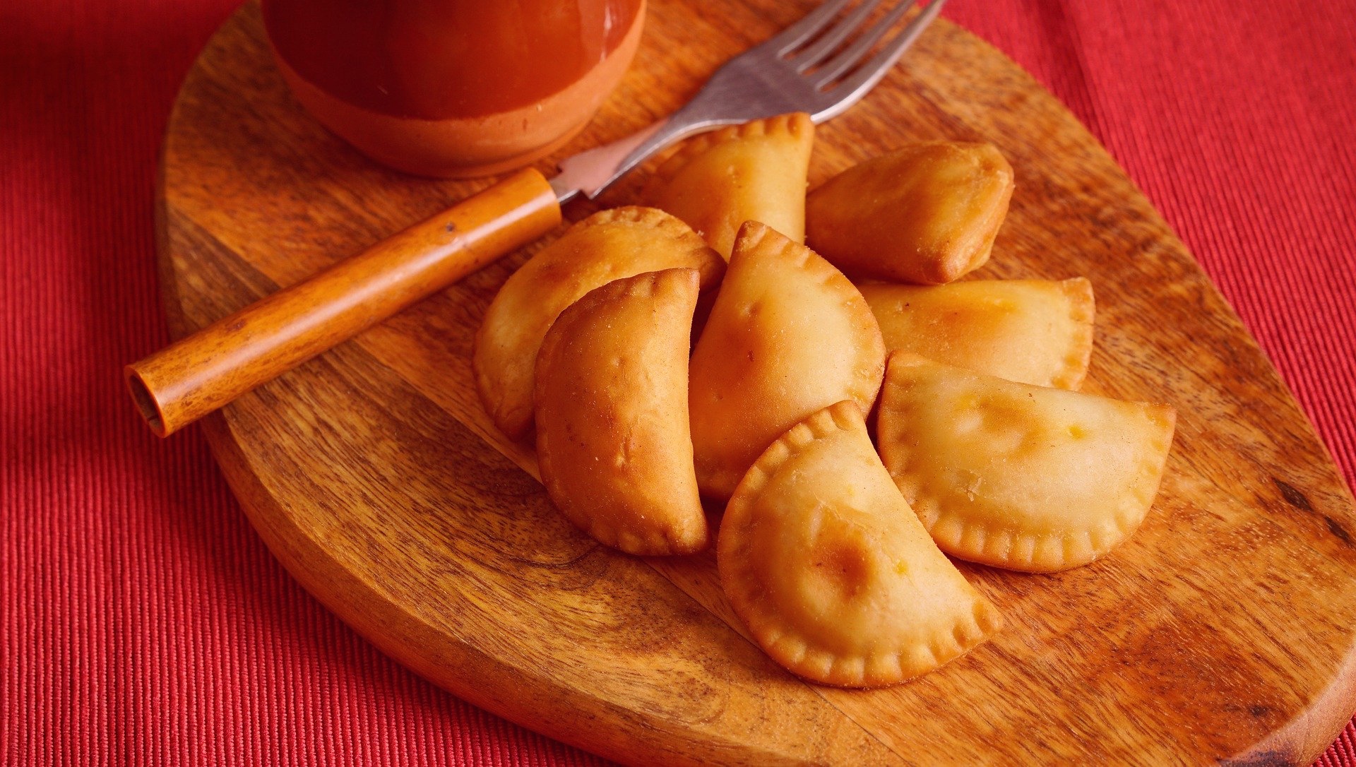 Panzerottini di pan di patate con speck e mozzarella