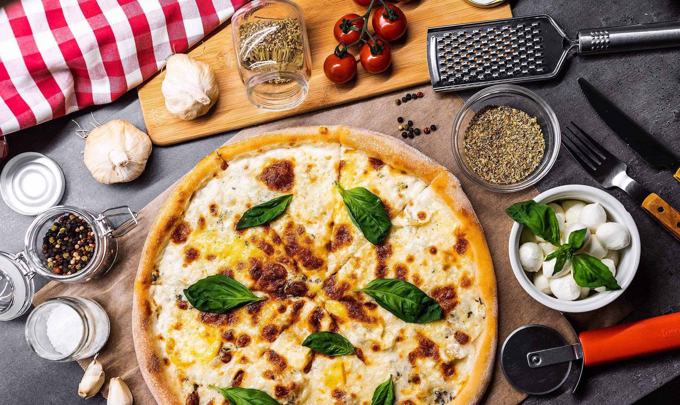 Pizza ai quattro formaggi con impasto di patate