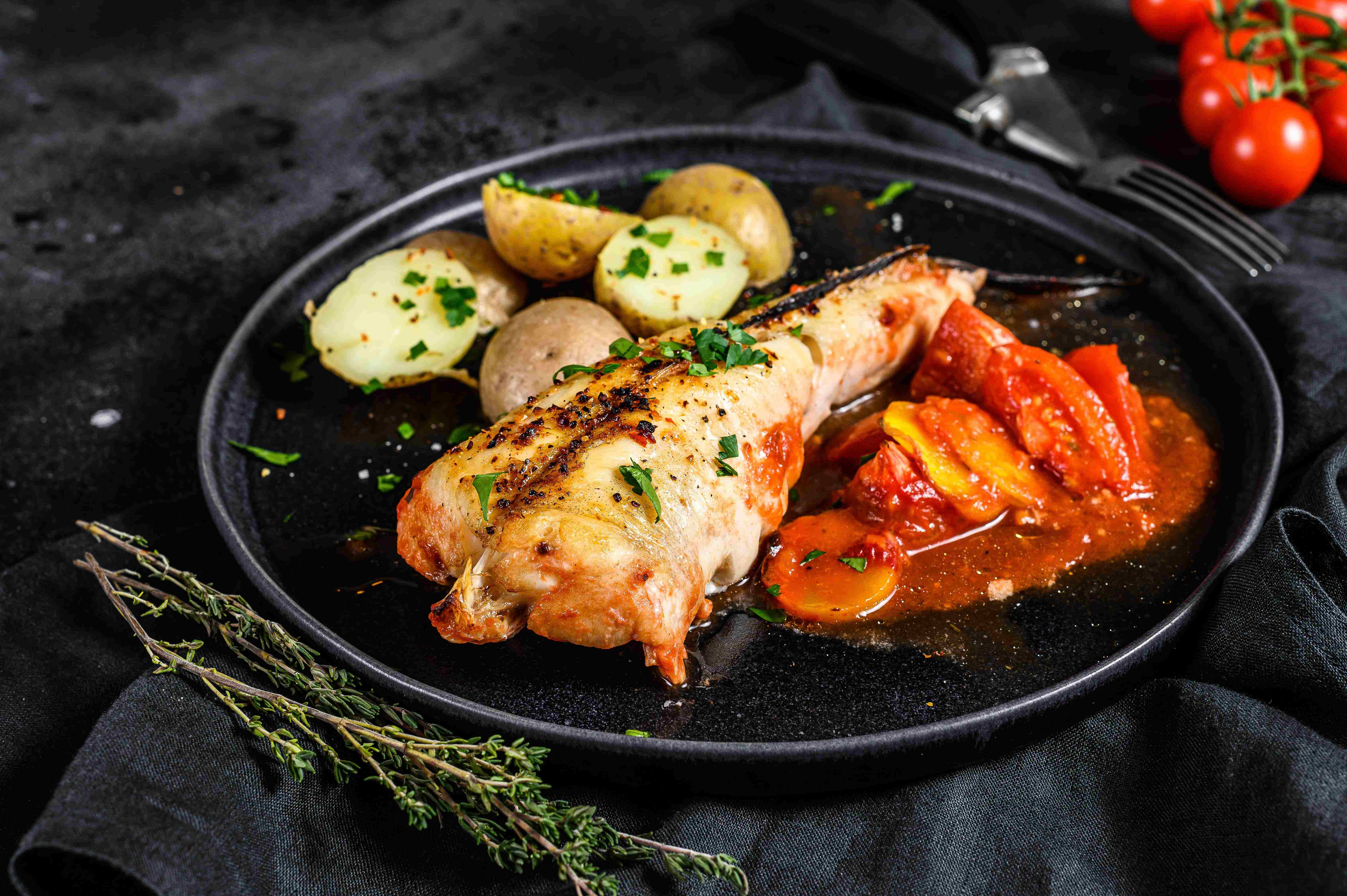 Rana pescatrice con patate novelle e pomodorini