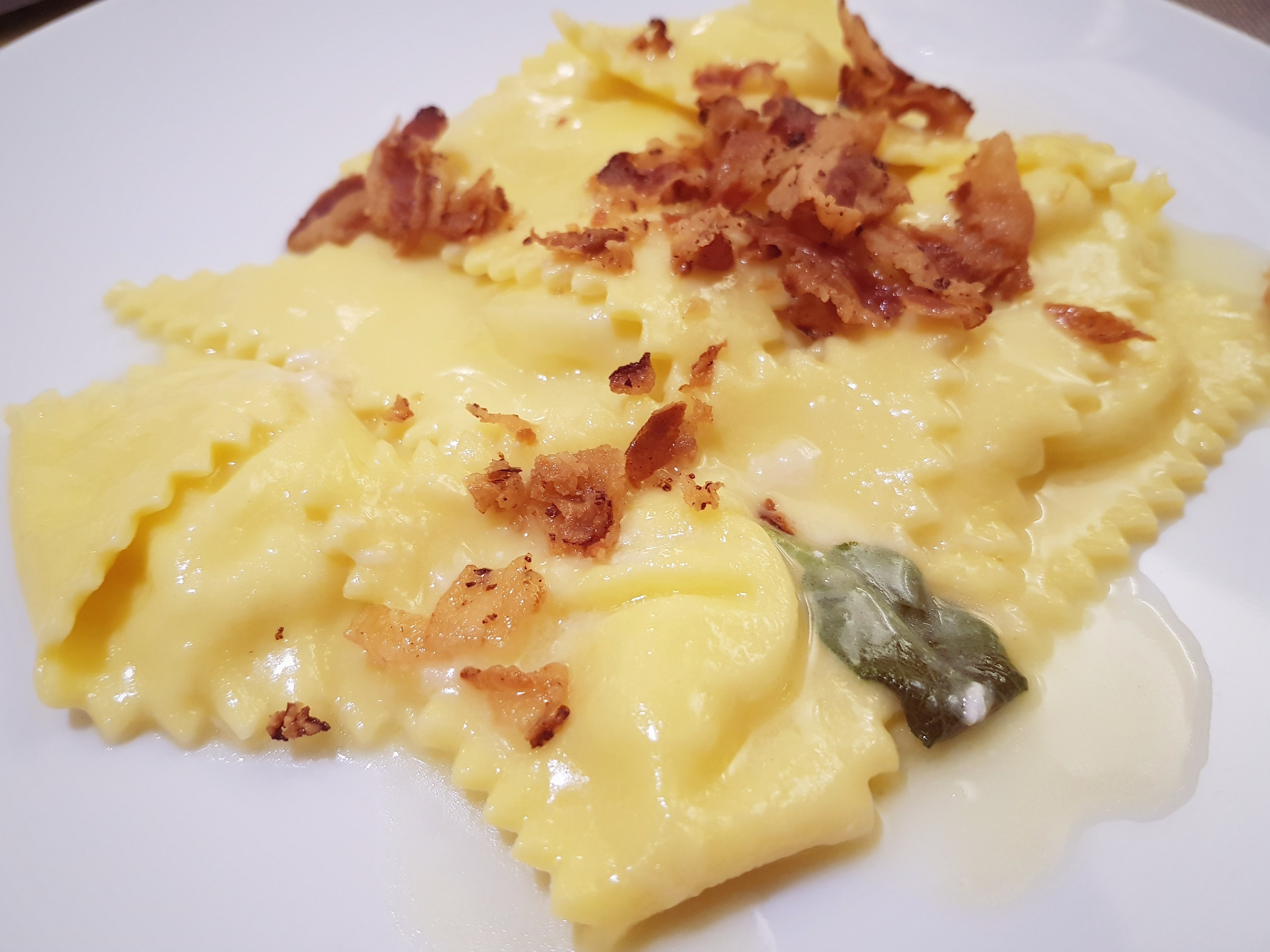 Ravioli ripieni di patate con pancetta croccante