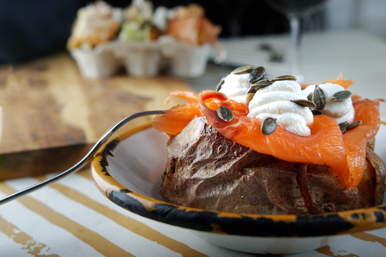 Dr. Salmon and Mr. Butter: the baked potato with salmon and sour cream