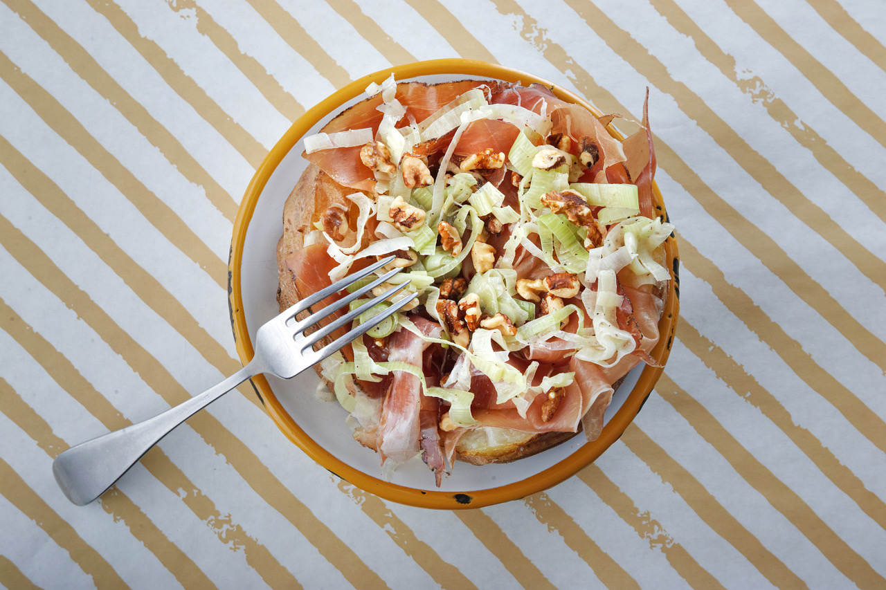 Scamorzami di baci: la baked potato con speck, scamorza e noci