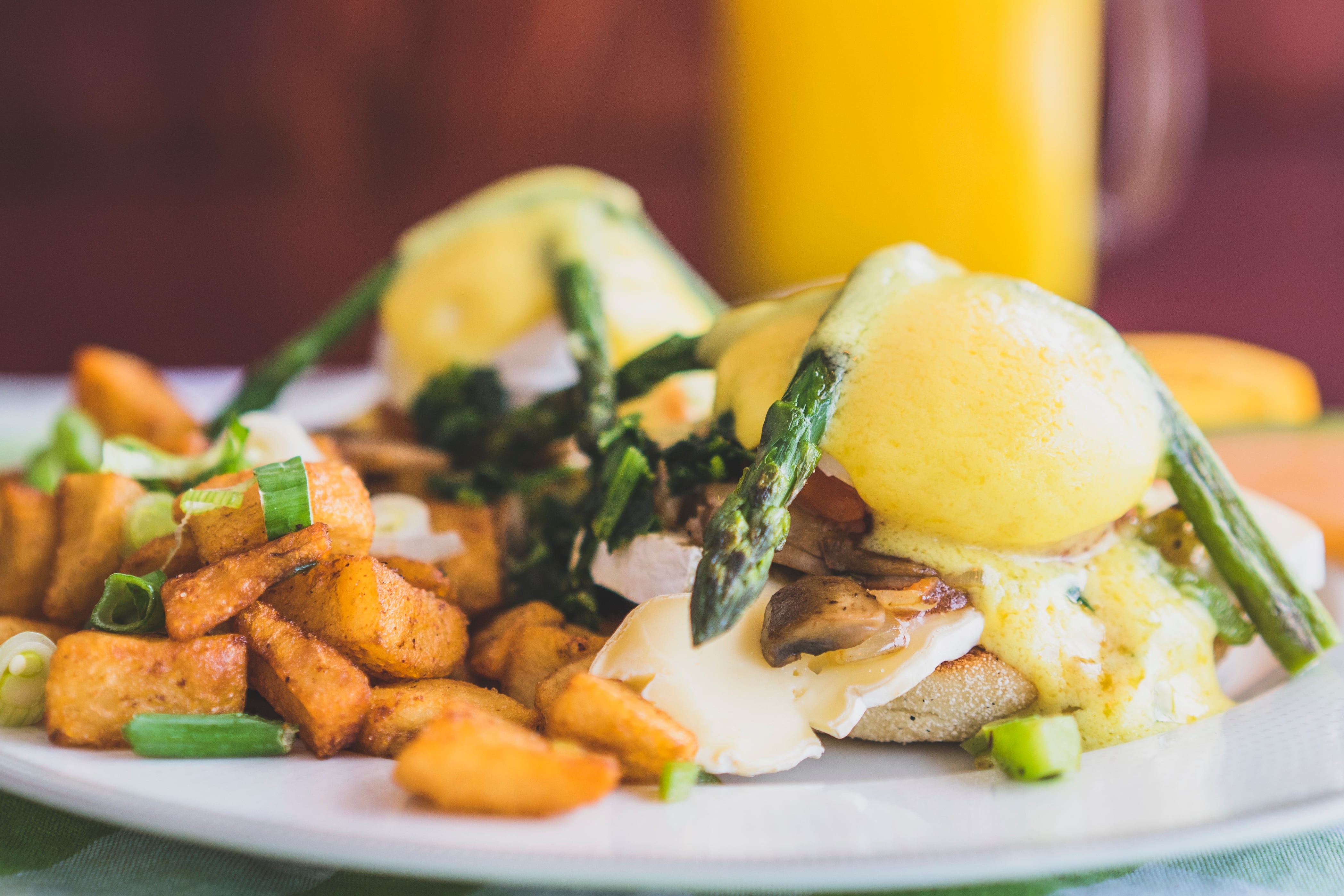 Uova alla Benedict con patate novelle e asparagi