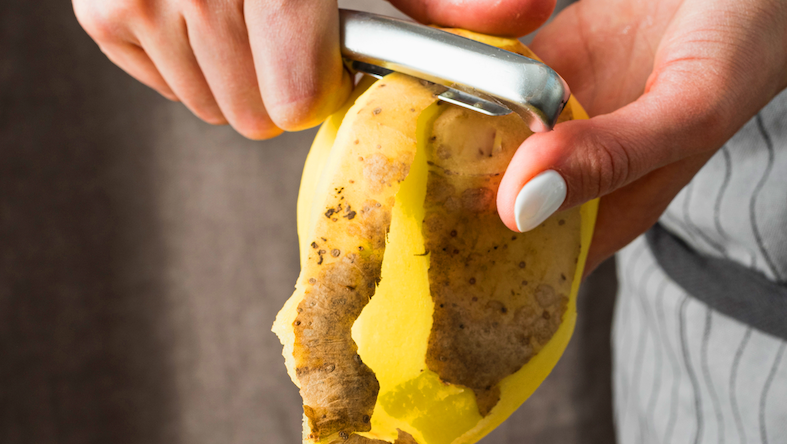 Come ridurre gli sprechi? 5 modi per riutilizzare la buccia di patata in cucina e in casa