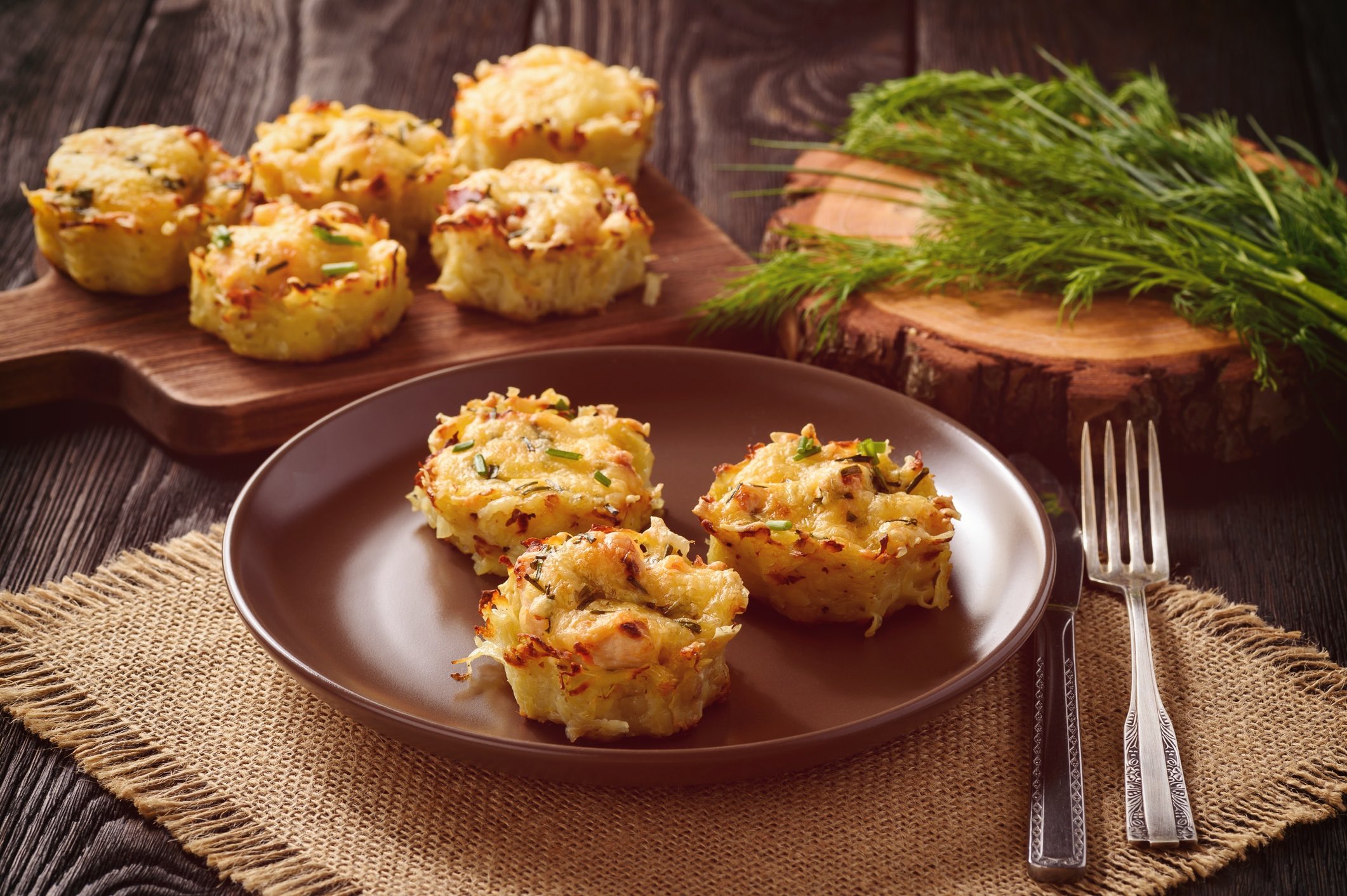 Muffin di patate con pollo ed erba cipollina