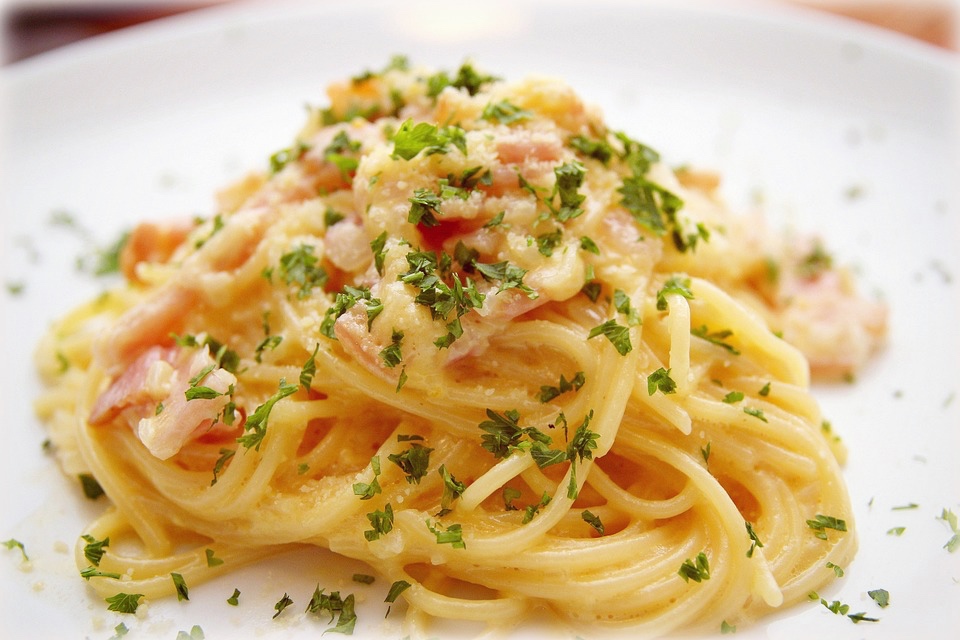 Spaghetti con crema di patate e guanciale