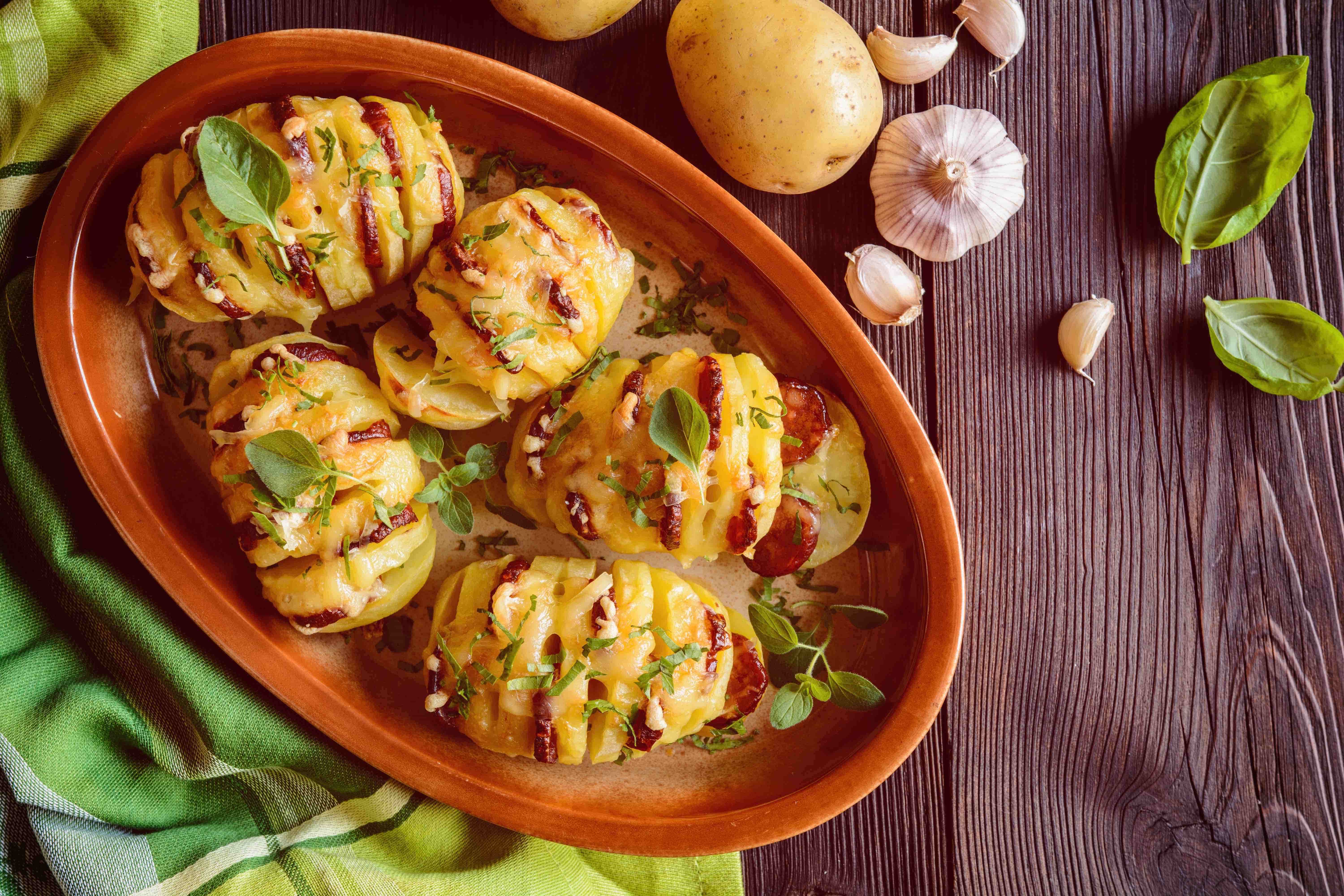 Patate a fisarmonica con pomodori secchi e formaggio