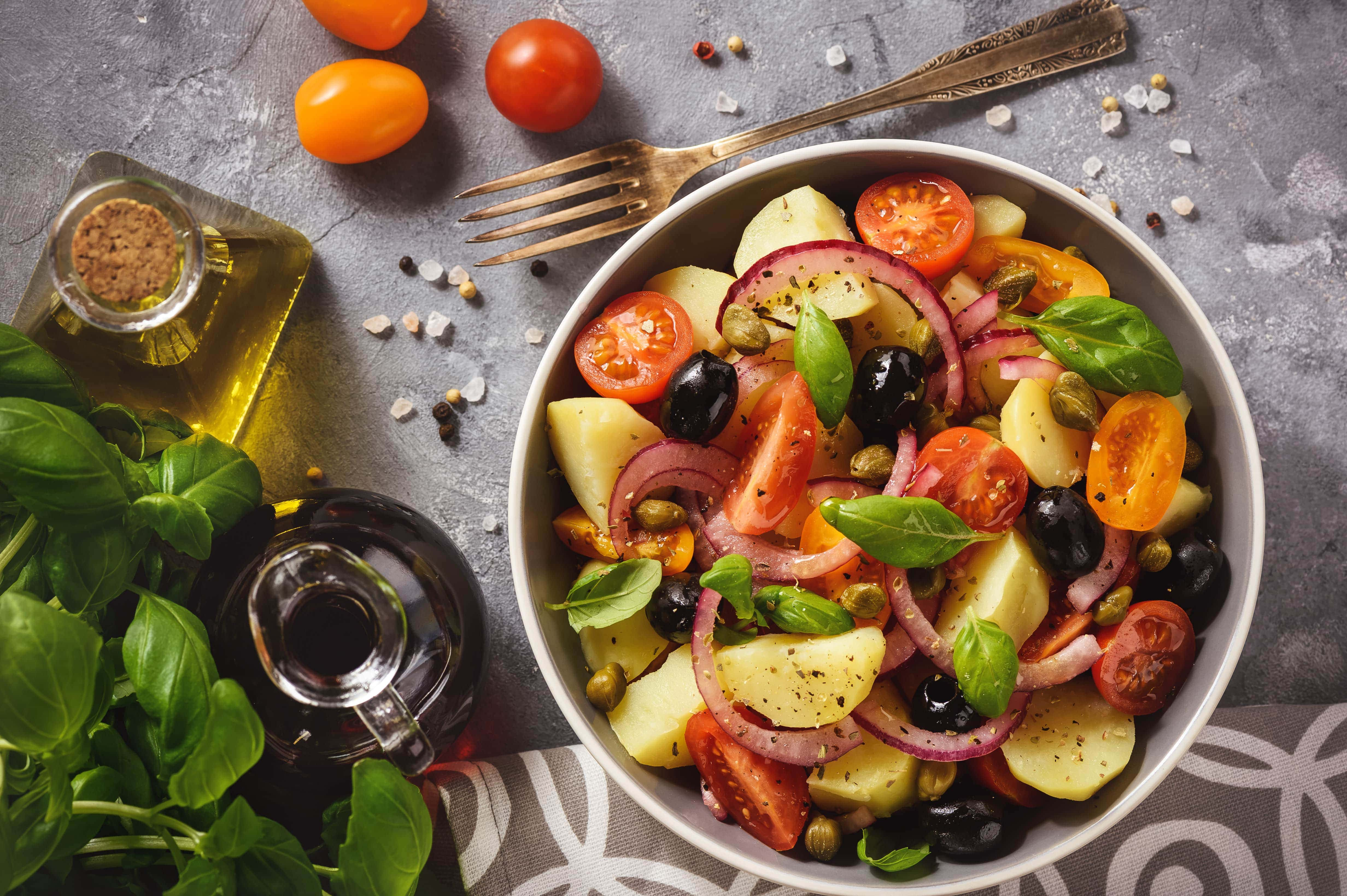 Mediterranean salad with potatoes and Cipolla Rossa di Tropea 