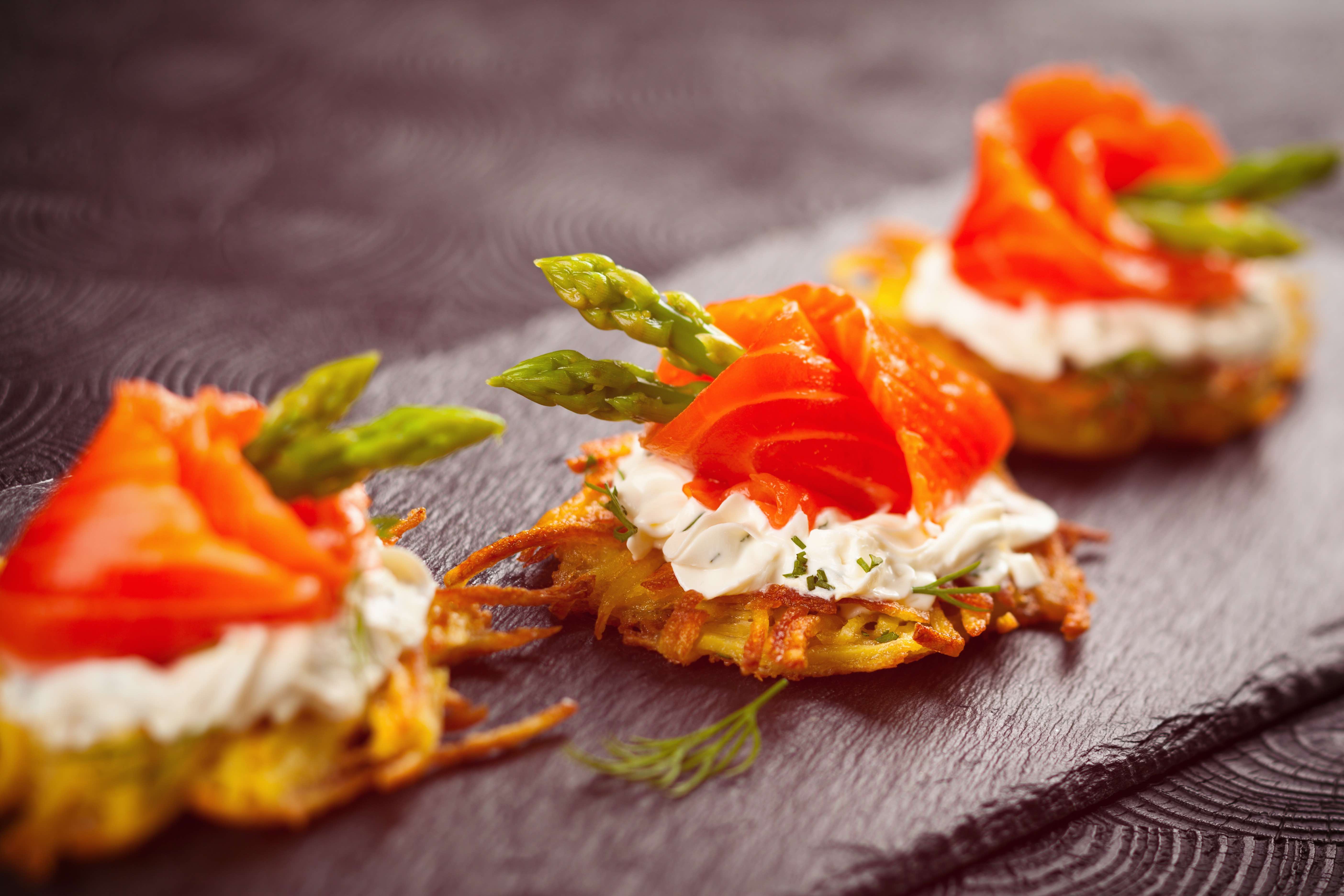 Potato canapés with salmon and asparagus